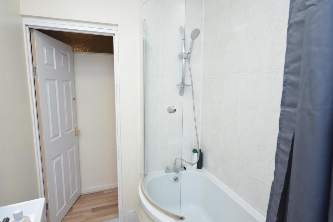 Cheerful 4 Bedroom House In Greater Case de vacanță *