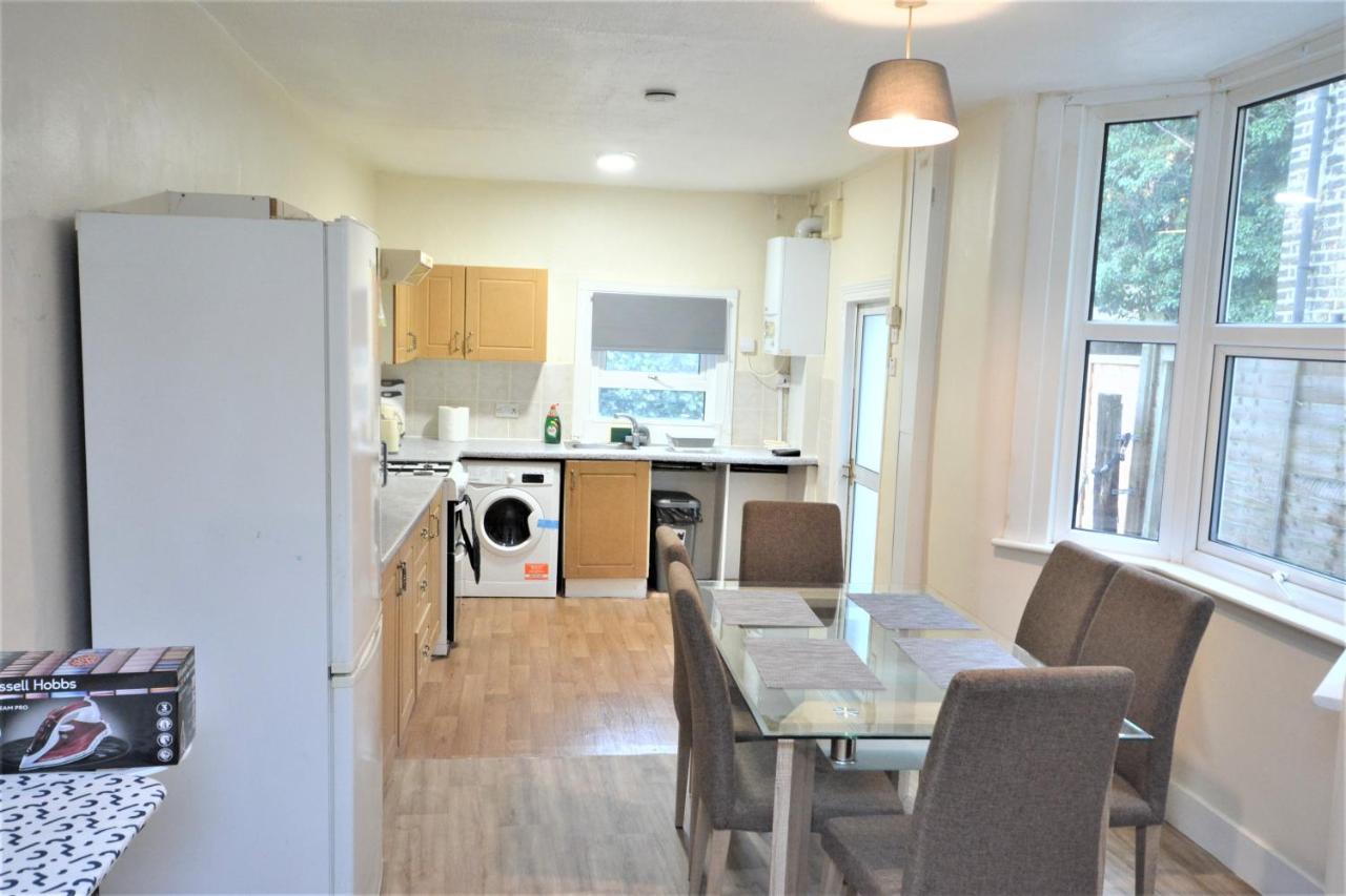 Cheerful 4 Bedroom House In Greater Case de vacanță Londra